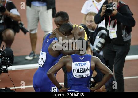 Jamaikas Usain Bolt gratuliert dem Sieger der USA Justin Gatlin, während der zweite Platz der USA Christian Coleman nach dem 100-m-Finale der Männer am zweiten Tag der IAAF-Weltmeisterschaft 2017 im London Stadium, Großbritannien, Samstag, 5. August 2017, betreut. Foto von Henri Szwarc/ABACAPRESS.COM Stockfoto