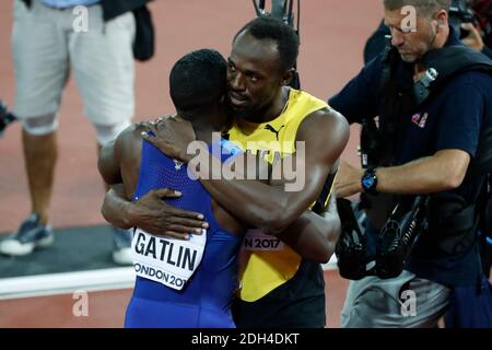 Jamaikas Usain Bolt gratuliert dem Sieger der USA Justin Gatlin nach dem 100-m-Finale der Männer am zweiten Tag der IAAF-Weltmeisterschaft 2017 im London Stadium, Großbritannien, Samstag, 5. August 2017. Foto von Henri Szwarc/ABACAPRESS.COM Stockfoto