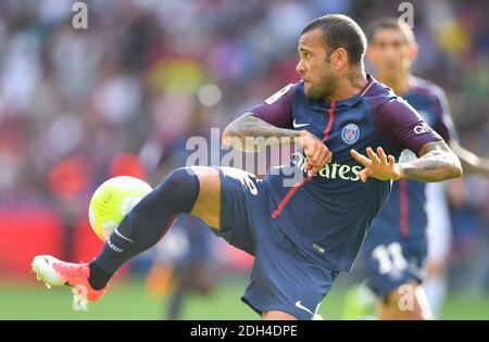 Daniel Alves von PSG Daniel Alves von PSG während des Fußballspiels der französischen Ligue 1 Paris Saint-Germain gegen Amiens SC am 5. August 2017 im Stadion Parc des Princes in Paris, Frankreich. PSG gewann 2:0. Foto von Christian Liewig/ABACAPRESS.COM Stockfoto