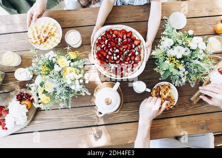 Crop Familie mit leckeren Frühstück Stockfoto