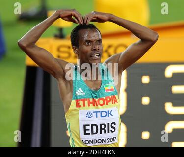 Muktar EDRIS aus Äthiopien gewinnt die 5000 m. und kopiert Mo Farrah typisches Schild auf dem Kopf am 9. Tag der IAAF-Weltmeisterschaft 2017 im Londoner Stadion in London, Großbritannien, am Samstag, den 12. August 2017. Foto von Giuliano Bevilacqua/ABACAPRESS.COM Stockfoto