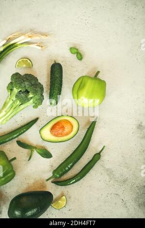 Grünes Gemüse auf dem Tisch angeordnet Stockfoto