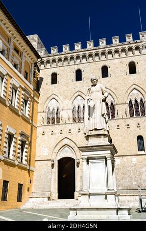 Denkmal für Sallustio Bandini und Palazzo Salimbeni in Siena, Italien Stockfoto