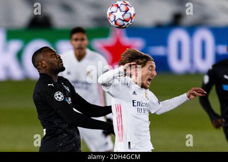 Madrid, Spanien. Dezember 2020. Luka Modric von Real Madrid (R) kämpft um den Ball mit Marcus Thuram von Monchengladbach (L) beim UEFA Champions League Gruppenbühnentausch zwischen Real Madrid und Monchengladbach am 09. Dezember 2020 im Estadio Alfredo Di Stefano in Madrid, Spanien. Foto von Eurasia Sport Images / Alamy Stockfoto