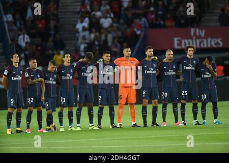 (L-R) Edinson Cavani, Dani Alves, Marco Verratti, Angle Di Maria, Presnel Kimpembe, Thiago Silva, Alphonse areola, Thiago Motta, Layvin Kurzawa, Adrien Rabiot, Neymar Jr von Paris Saint-Germain würdigt die Opfer des Terroranschlags in Barcelona vor dem Ligue 1 Spiel Paris Saint-Germain gegen Toulouse im Parc des Princes Stadion am 20. August 2017 in Paris, Frankreich. PSG gewann 6:2. Foto von Laurent Zabulon/ABACAPRESS.COM Stockfoto