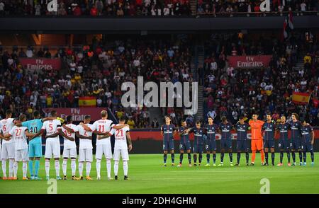 (L-R) Edinson Cavani, Dani Alves, Marco Verratti, Angle Di Maria, Presnel Kimpembe, Thiago Silva, Alphonse areola, Thiago Motta, Layvin Kurzawa, Adrien Rabiot, Neymar Jr von Paris Saint-Germain würdigt die Opfer des Terroranschlags in Barcelona vor dem Ligue 1 Spiel Paris Saint-Germain gegen Toulouse im Parc des Princes Stadion am 20. August 2017 in Paris, Frankreich. PSG gewann 6:2. Foto von Christian Liewig/ABACAPRESS.COM Stockfoto