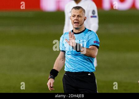 Madrid, Spanien. Dezember 2020. Schiedsrichter Bjorn Kuipers Gesten während der UEFA Champions League Gruppenphase zwischen Real Madrid und Monchengladbach im Estadio Alfredo Di Stefano am 09. Dezember 2020 in Madrid, Spanien. Foto von Eurasia Sport Images / Alamy Stockfoto