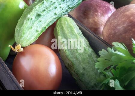 Frisches Gemüse und Obst in einer kleinen Box Stockfoto