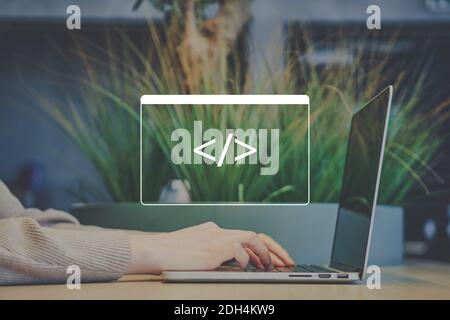 Freiberufler in einem Café codiert auf einem Laptop. Stockfoto