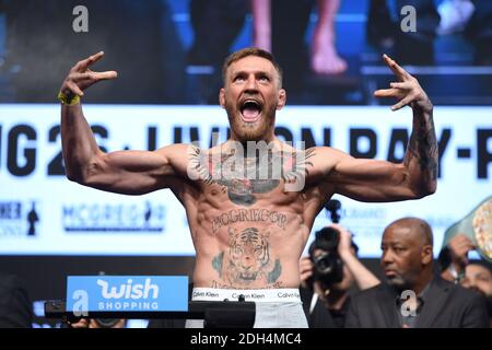 Conor McGregor während der Einwaage in der T-Mobile Arena, Las Vegas, NV, USA, am Freitag, 25. August 2017. Foto von Lionel Hahn/ABACAPRESS.COM Stockfoto