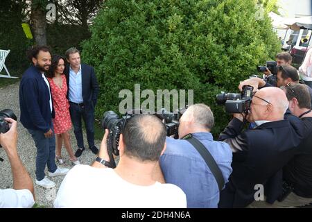 Fabrice Eboue, Amelle Chahbi und Guillaume de Tonquedec am 26. August 2017 in Angouleme, Frankreich, auf der Fotoserie Coexister im Rahmen des 10. Angouleme Filmfestivals. Foto von Jerome Domine/ABACAPRESS.COM Stockfoto