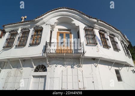 Weißes Haus neoklassizistisch im alten Dorf von Xanthi, Griechenland Stockfoto