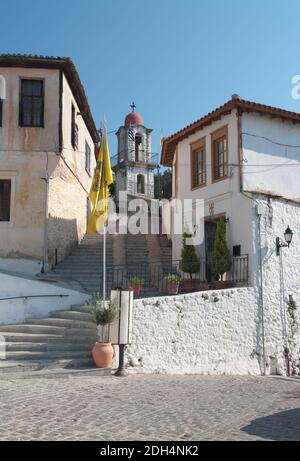 Blick auf traditionelle Häuser, Treppe und Glockenturm in der Altstadt von Xanthi, Griechenland Stockfoto