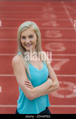 Ein Young Athletic College Athlete bereitet sich auf EIN Track Meet An EINER Universität Stockfoto