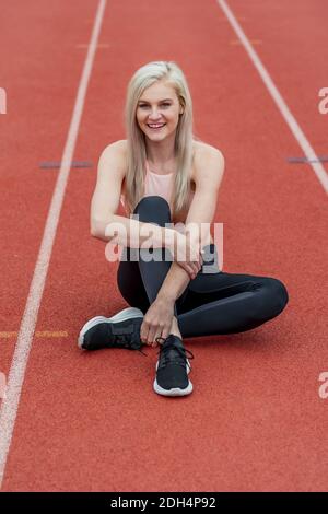 Ein Young Athletic College Athlete bereitet sich auf EIN Track Meet An EINER Universität Stockfoto