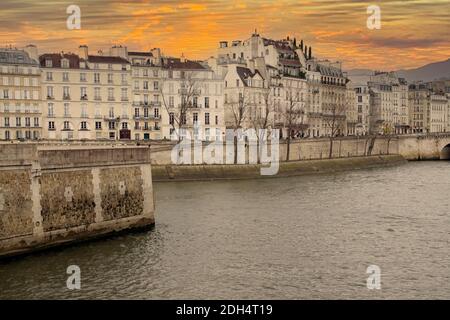 Mansardendächer an der Quai-Uferpromenade der seine in Paris, Frankreich Stockfoto