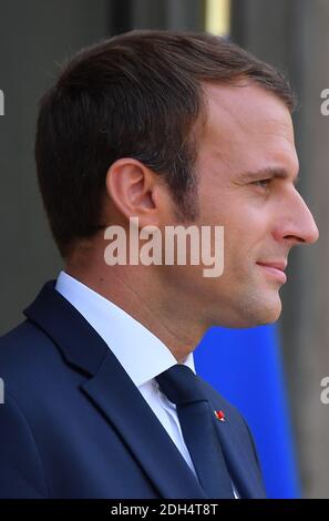 Der französische Präsident Emmanuel Macron schüttelt am 28. August 2017 im Elysee-Palast in Paris die Hände des spanischen Ministerpräsidenten Mariano Rajoy. Sieben afrikanische und europäische Staats- und Regierungschefs treffen sich heute in Paris, um über Möglichkeiten zur Eindämmung des Zustroms von Migranten aus Nordafrika nach Europa zu diskutieren. Bundeskanzlerin Angela Merkel, die spanischen und italienischen Ministerpräsidenten Mariano Rajoy und Paulo Gentiloni sowie Europas Spitzendiplomat Federica Mogherini werden an den Gesprächen teilnehmen. Foto von Christian Liewig/ABACAPRESS.COM Stockfoto