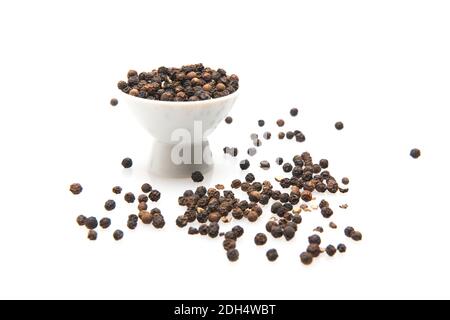 Pfefferkörner zum Würzen von Speisen auf weißem Hintergrund Stockfoto