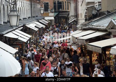 KEINE INTERNET/KEINE APPS - Touristen in der Orifici Straße in der Nähe der Rialto Brücke in Venedig, Italien am 12. August 2017. Die Stadt Venedig, die von Touristen überfallen wird, riskiert, ‘D„Inselland am Meer“ zu werden. Die meisten Venezianer verachten die giganten Kreuzfahrtschiffe, die jeden Tag durch den Giudecca-Kanal schaufeln, Dämpfe aussenden, die zu Erosion des Watts und Sedimentverlust führen, bevor sie Tausende von Menschen in das historische Zentrum verschleppen. Ob durch Selfie-Stöcke, laute Wheelie-Koffer oder Leute, die auf einer der 391 Brücken schnüffeln, Venedigs Verachtung gegenüber den 30 Millionen Besuchern, die die Stadt jeden überfluten Stockfoto