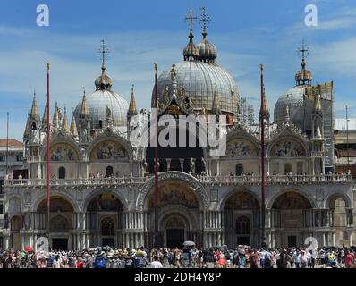 KEINE WEB/KEINE APPS - Touristen vor der Basilika auf dem Markusplatz, dem Zentrum der touristischen Schwerkraft in Venedig, Italien am 12. August 2017. Die Stadt Venedig, die von Touristen überfallen wird, riskiert, ‘D„Inselland am Meer“ zu werden. Die meisten Venezianer verachten die giganten Kreuzfahrtschiffe, die jeden Tag durch den Giudecca-Kanal schaufeln, Dämpfe aussenden, die zu Erosion des Watts und Sedimentverlust führen, bevor sie Tausende von Menschen in das historische Zentrum verschleppen. Ob durch Selfie-Stöcke, laute Wheelie-Koffer oder Leute, die auf einer der 391 Brücken schnüffeln, Venedigs Verachtung gegenüber den 30 Milli Stockfoto