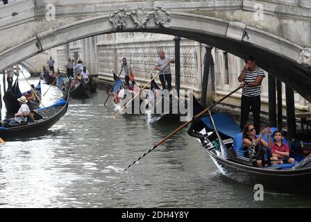 KEINE WEB/KEINE APPS - Stau der Gondeln in Venedig, Italien am 12. August 2017. Die Stadt Venedig, die von Touristen überfallen wird, riskiert, ‘D„Inselland am Meer“ zu werden. Die meisten Venezianer verachten die giganten Kreuzfahrtschiffe, die jeden Tag durch den Giudecca-Kanal schaufeln, Dämpfe aussenden, die zu Erosion des Watts und Sedimentverlust führen, bevor sie Tausende von Menschen in das historische Zentrum verschleppen. Ob durch Selfie-Stöcke, laute Wheelie-Koffer oder Leute, die auf einer der 391 Brücken schnüffeln, die Verachtung der Venezianer gegenüber den 30 Millionen Besuchern, die die Stadt jedes Jahr überschwemmen, ist alarmierend Stockfoto