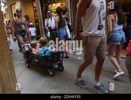 KEINE WEB/KEINE APPS - Touristen in einer kleinen Straße in der Nähe von Piazza San Marco, dem Zentrum der touristischen Schwerkraft in Venedig, Italien am 12. August 2017. Die Stadt Venedig, die von Touristen überfallen wird, riskiert, ‘D„Inselland am Meer“ zu werden. Die meisten Venezianer verachten die giganten Kreuzfahrtschiffe, die jeden Tag durch den Giudecca-Kanal schaufeln, Dämpfe aussenden, die zu Erosion des Watts und Sedimentverlust führen, bevor sie Tausende von Menschen in das historische Zentrum verschleppen. Ob durch Selfie-Stöcke, laute Wheelie-Koffer oder Leute, die auf einer der 391 Brücken schnüffeln, Venedigs Verachtung gegenüber den 30 Millionen V irritiert Stockfoto