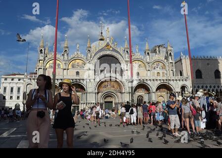 KEINE WEB/KEINE APPS - Touristen auf dem Markusplatz, dem Zentrum der touristischen Schwerkraft in Venedig, Italien am 12. August 2017. Die Stadt Venedig, die von Touristen überfallen wird, riskiert, ‘D„Inselland am Meer“ zu werden. Die meisten Venezianer verachten die giganten Kreuzfahrtschiffe, die jeden Tag durch den Giudecca-Kanal schaufeln, Dämpfe aussenden, die zu Erosion des Watts und Sedimentverlust führen, bevor sie Tausende von Menschen in das historische Zentrum verschleppen. Ob durch Selfie-Stöcke, laute Wheelie-Koffer oder Leute, die auf einer der 391 Brücken schnüffeln, Venedigs Verachtung gegenüber den 30 Millionen Besuchern, die die überschwemmen Stockfoto