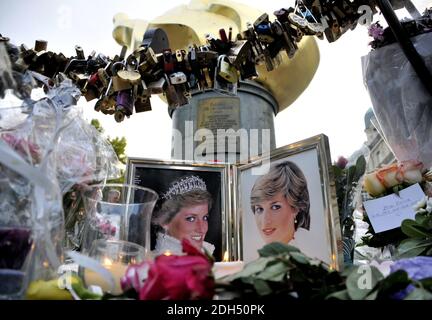 Ikonische Fotos, Blumen und Botschaften, die Diana, Prinzessin von Wales, zum 20. Todestag gewidmet sind, schmücken den Sockel der Freiheitsflamme am 31. August 2017 in Paris, Frankreich. Prinzessin Diana ist bei einem Autounfall am 31. August 1997 in der Nähe des Pont de l'Alma Tunnels ums Leben gekommen. Die Freiheitsflamme wurde zum inoffiziellen Denkmal für Diana, Prinzessin von Wales. Foto von Alain Apaydin/ABACAPRESS.COM Stockfoto