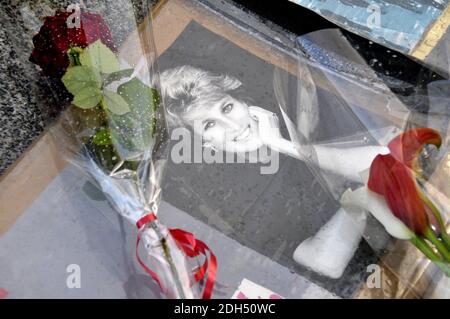 Ikonische Fotos, Blumen und Botschaften, die Diana, Prinzessin von Wales, zum 20. Todestag gewidmet sind, schmücken den Sockel der Freiheitsflamme am 31. August 2017 in Paris, Frankreich. Prinzessin Diana ist bei einem Autounfall am 31. August 1997 in der Nähe des Pont de l'Alma Tunnels ums Leben gekommen. Die Freiheitsflamme wurde zum inoffiziellen Denkmal für Diana, Prinzessin von Wales. Foto von Alain Apaydin/ABACAPRESS.COM Stockfoto