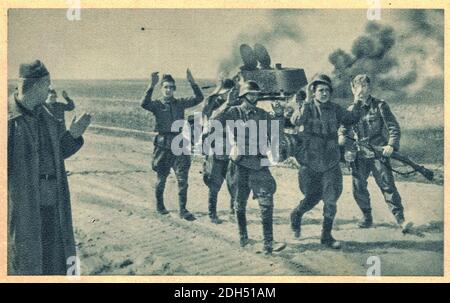 RUSSLAND - 22. JUNI 1941: Deutsche Truppen starteten Operation Barbarossa, die Achseninvasion der Sowjetunion. Die sowjetischen Soldaten werden von Deutschen gefangen genommen Stockfoto