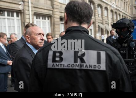 Der französische Innenminister Gerard Collomb mit Mitgliedern der Forschungs- und Interventionsbrigade der französischen Nationalpolizei (Brigade de Recherche et d'Intervention, BRI) bei einem Besuch in der Pariser Polizeipräfektur am 1. September 2017 in Paris. Foto von Eliot Blondt/ABACAPRESS.COM Stockfoto