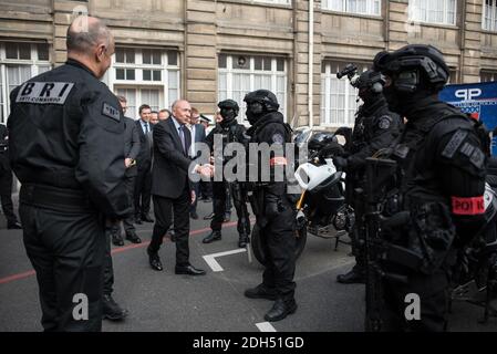 Der französische Innenminister Gerard Collomb mit Mitgliedern der Forschungs- und Interventionsbrigade der französischen Nationalpolizei (Brigade de Recherche et d'Intervention, BRI) bei einem Besuch in der Pariser Polizeipräfektur am 1. September 2017 in Paris. Foto von Eliot Blondt/ABACAPRESS.COM Stockfoto