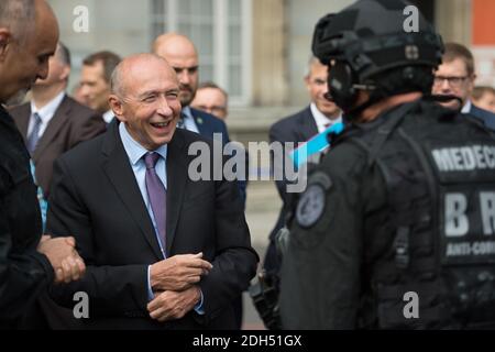 Der französische Innenminister Gerard Collomb mit Mitgliedern der Forschungs- und Interventionsbrigade der französischen Nationalpolizei (Brigade de Recherche et d'Intervention, BRI) bei einem Besuch in der Pariser Polizeipräfektur am 1. September 2017 in Paris. Foto von Eliot Blondt/ABACAPRESS.COM Stockfoto
