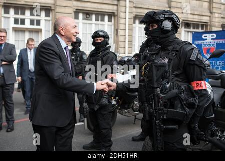 Der französische Innenminister Gerard Collomb mit Mitgliedern der Forschungs- und Interventionsbrigade der französischen Nationalpolizei (Brigade de Recherche et d'Intervention, BRI) bei einem Besuch in der Pariser Polizeipräfektur am 1. September 2017 in Paris. Foto von Eliot Blondt/ABACAPRESS.COM Stockfoto