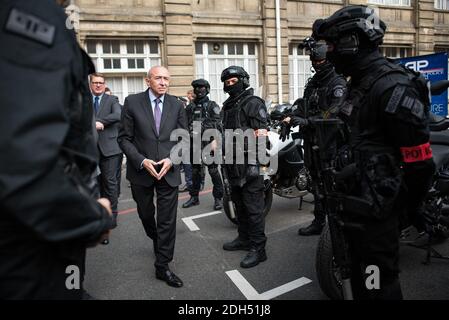 Der französische Innenminister Gerard Collomb mit Mitgliedern der Forschungs- und Interventionsbrigade der französischen Nationalpolizei (Brigade de Recherche et d'Intervention, BRI) bei einem Besuch in der Pariser Polizeipräfektur am 1. September 2017 in Paris. Foto von Eliot Blondt/ABACAPRESS.COM Stockfoto