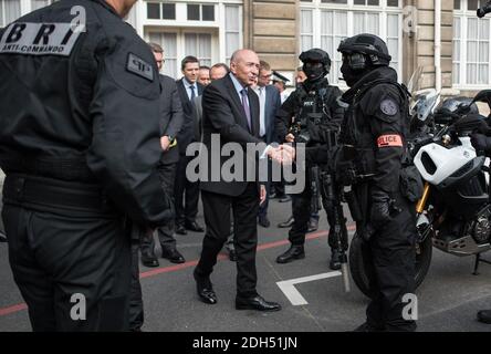 Der französische Innenminister Gerard Collomb mit Mitgliedern der Forschungs- und Interventionsbrigade der französischen Nationalpolizei (Brigade de Recherche et d'Intervention, BRI) bei einem Besuch in der Pariser Polizeipräfektur am 1. September 2017 in Paris. Foto von Eliot Blondt/ABACAPRESS.COM Stockfoto