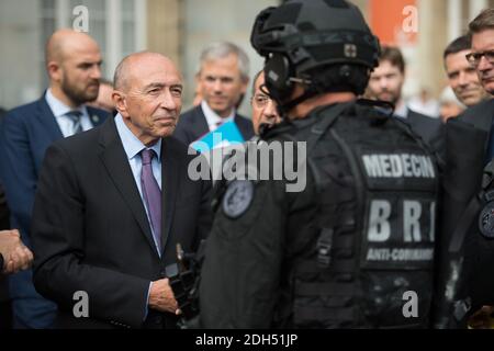 Der französische Innenminister Gerard Collomb mit Mitgliedern der Forschungs- und Interventionsbrigade der französischen Nationalpolizei (Brigade de Recherche et d'Intervention, BRI) bei einem Besuch in der Pariser Polizeipräfektur am 1. September 2017 in Paris. Foto von Eliot Blondt/ABACAPRESS.COM Stockfoto