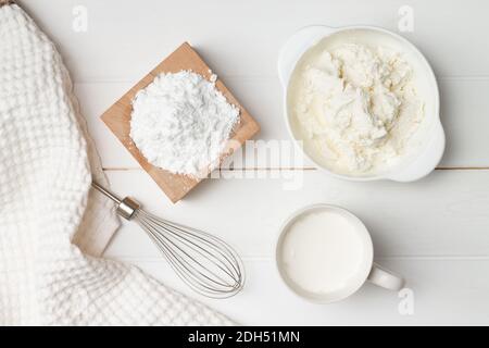 Schritt-für-Schritt-Rezept für herzförmige Kuchen. Schritt 6, Zutaten für die Creme. Puderzucker, Ricotta, Schlagsahne. Flach liegend. Stockfoto