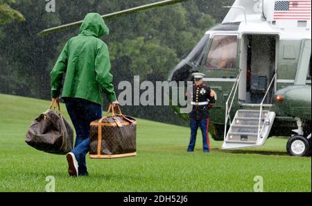 Ein Berater des Weißen Hauses trägt die Taschen von Louis Vuitton, bevor Präsident Donald Trump und First Lady Melania Trump am 2. September 2017 in Washington, DC abreisen. Der Präsident und die First Lady reisen nach Texas, um Personen zu besuchen, die vom Hurrikan Harvey betroffen sind. Foto von Olivier Douliery/ Abaca Stockfoto