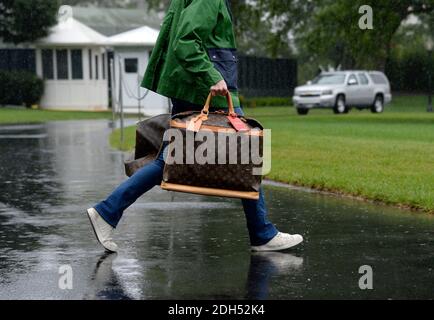 Ein Berater des Weißen Hauses trägt die Taschen von Louis Vuitton, bevor Präsident Donald Trump und First Lady Melania Trump am 2. September 2017 in Washington, DC abreisen. Der Präsident und die First Lady reisen nach Texas, um Personen zu besuchen, die vom Hurrikan Harvey betroffen sind. Foto von Olivier Douliery/ Abaca Stockfoto