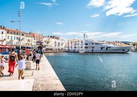 Saint-Tropez und seinen Fischereihafen und seine Yachten Stockfoto