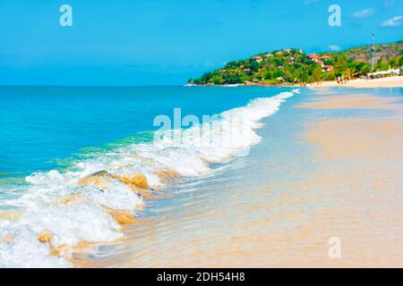 Blaue Meereswellen und Sandstrand Stockfoto