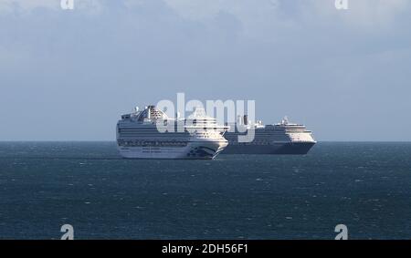 Torbay, Devon: Das Kreuzfahrtschiff Emerald Princess und das Kreuzfahrtschiff Westerdam verlegten in Torbay wegen der Covid-/Coronavirus-Pandemie. Stockfoto
