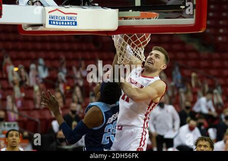 9. Dezember 2020: Wisconsin Dachs vorwärts Micah Potter #11 Scores auf einem Slam Dunk über Rhode Island Rams vorwärts D.J. Johnson #23 während des NCAA Basketballspiels zwischen den Rhode Island Rams und den Wisconsin Dachsen im Kohl Center in Madison, WI. John Fisher/CSM Stockfoto