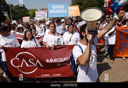 Demonstranten halten während einer Kundgebung, die die Deferred Action for Childhood Arrivals (DACA) vor dem Weißen Haus am 5. September 2017 unterstützt, Schilder hoch. Tausende werden voraussichtlich am Dienstag zu Kundgebungen zusammenkommen, wenn Präsident Trump die Zukunft des Programms ankündigen soll. Foto von Olivier Douliery/ Abaca Stockfoto