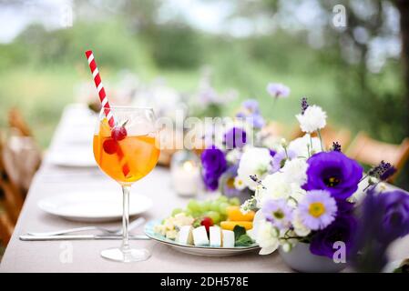 Orangencocktail auf dem Tisch während der Party Stockfoto