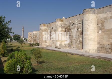 Umgebende Mauer der Sultanhani Karawanserei an der Seidenstraße und Minarett, Türkei Stockfoto