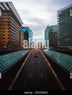 BRÜSSEL, BELGIEN - 02. Dez 2020: Wetstraat oder Rue de la Loi im Stadtzentrum von Brüssel im Herzen des europäischen Zentrums Stockfoto