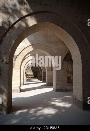 Mehrere Bögen und Säulen in der Sultanhani Karawanserei an der Seidenstraße, Türkei Stockfoto