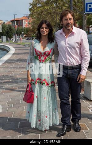 Javier Bardem, Penelope Cruz Nehmen Sie ein Boot, um zum Fotocall des Films "Loving Pablo" auf dem 74. Internationalen Filmfestival von Venedig (Mostra), Venedig, am 6. september 2017 zu gehen. Foto von Marco Piovanotto/ABACAPRESS.COM Stockfoto